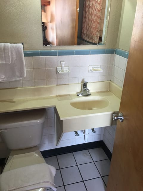 1 Queen Bed (Non-Smoking) | Bathroom | Bathtub, free toiletries, towels