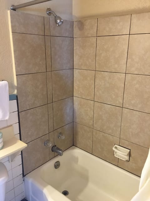 1 Queen Bed (Non-Smoking) | Bathroom | Bathtub, free toiletries, towels