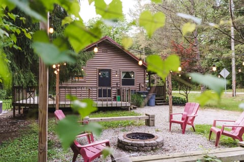 Cozy up around the fire pit under twinkling string lights 🔥🌲. Surrounded by nature, this outdoor area is perfect for roasting marshmallows, sharing stories, and making memories beneath the stars ✨🪵