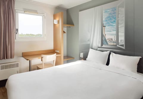 Premium bedding, desk, soundproofing, free WiFi