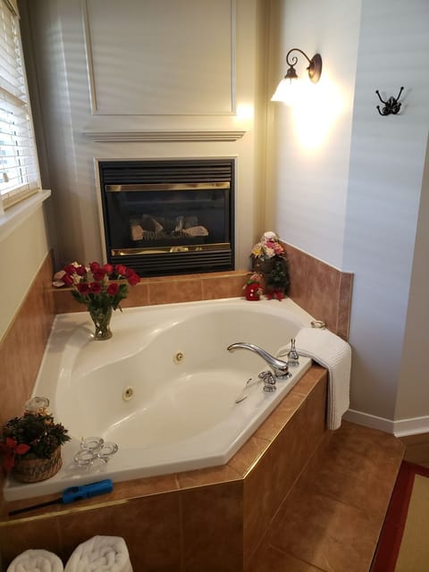 Suite, 1 King Bed, Bathtub | Bathroom | Free toiletries, hair dryer, towels, soap