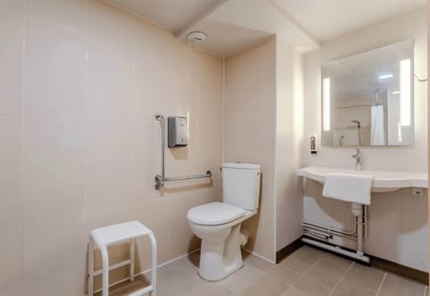 Double Room, Accessible, Non Smoking | Bathroom | Shower, towels