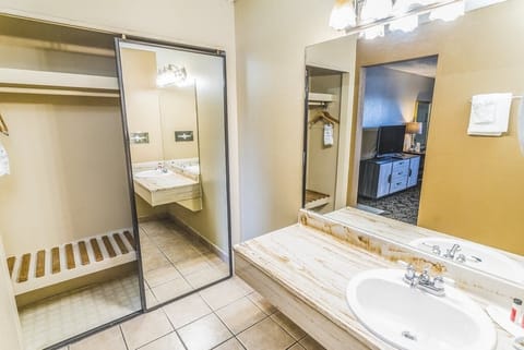 Studio Suite, 1 Queen Bed, Non Smoking, Kitchenette | Bathroom | Separate tub and shower, towels, soap, shampoo