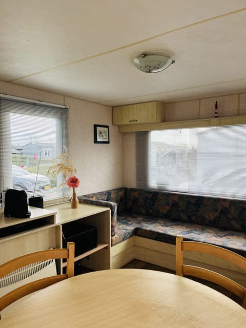 Living room with sofa from ZP 340 at Camping de Zandput.