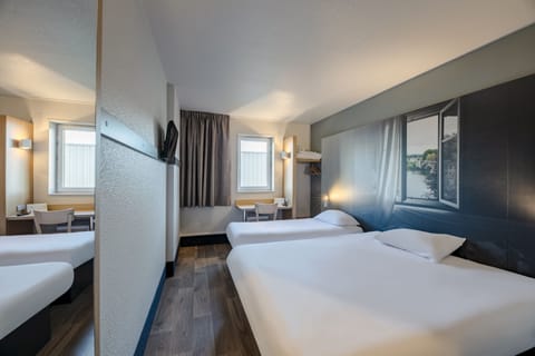 Triple Room, Non Smoking | Premium bedding, desk, soundproofing, free WiFi