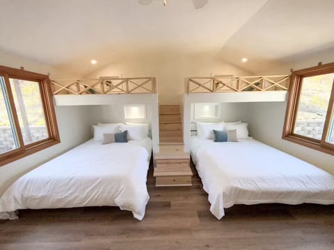 2 stylish queen bedrooms (shared full bathroom) 1 Large en-suite bunk room for 6