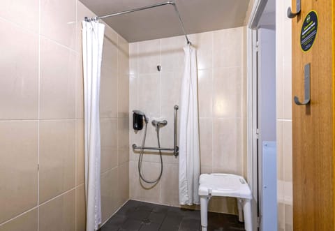 Double Room, Accessible, Non Smoking | Bathroom | Shower, towels