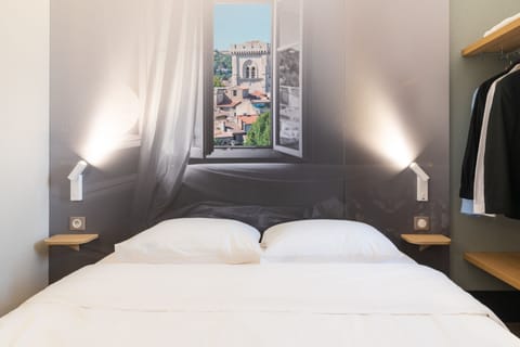 Premium bedding, desk, soundproofing, free cribs/infant beds