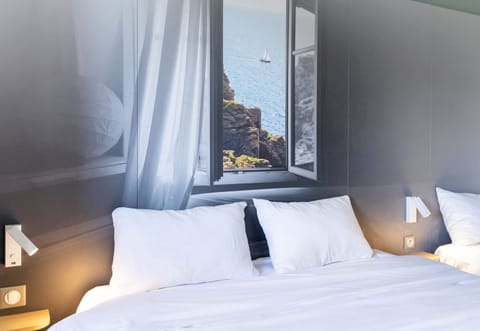 Triple Room, Non Smoking | Individually decorated, desk, laptop workspace, iron/ironing board