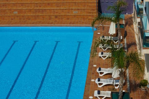 Seasonal outdoor pool, pool umbrellas, sun loungers