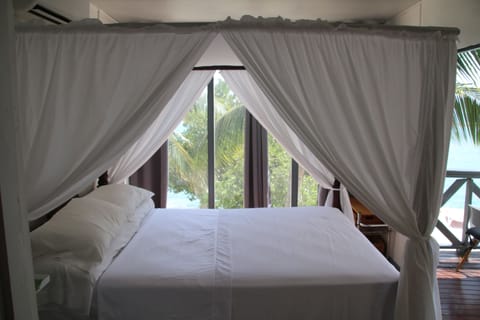 Comfort Double Room, Sea View from in and outside the room, Top Floor | In-room safe, bed sheets