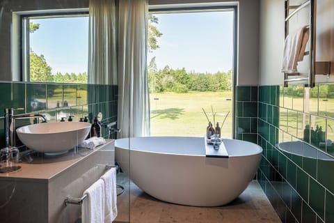 Exclusive Double Room | Bathroom | Shower, free toiletries, hair dryer, bathrobes