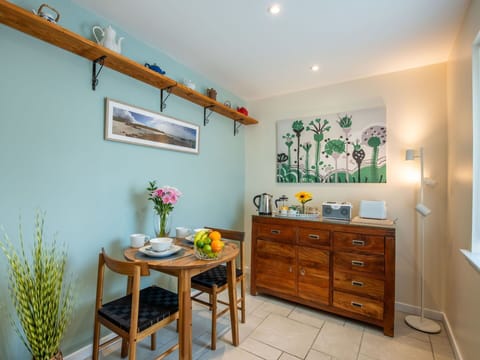 Furniture, Interior Design, Wall, Wood, Picture Frame, Flooring, Room, Lighting, Table, Ceiling