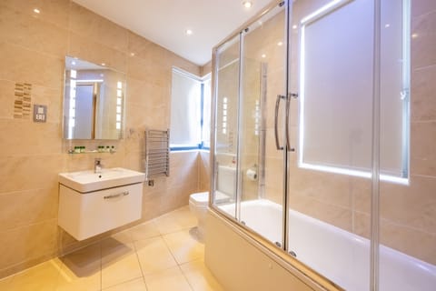 Deluxe Triple Room | Bathroom | Shower, free toiletries, towels, soap