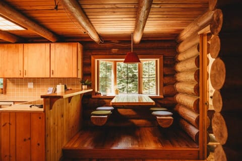 This built-in log eating nook seats 4 and will quickly become your favorite! Playing cards like UNO and Phase 10 sit on the windowsill for a convenient round of cards.