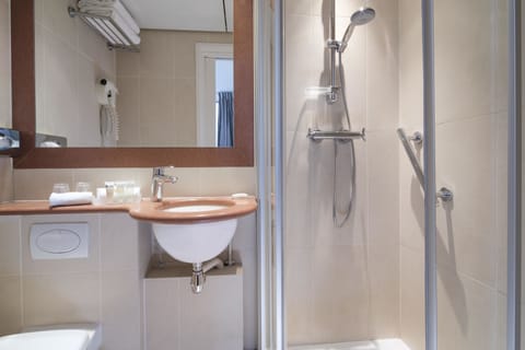 Combined shower/tub, hair dryer, towels