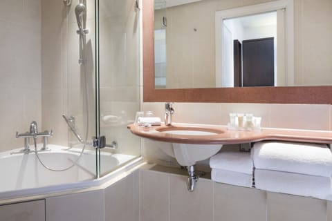 Family Room | Bathroom | Combined shower/tub, hair dryer, towels