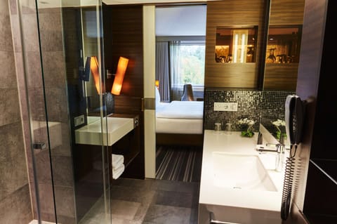 Executive Room, 1 Double Bed | Bathroom | Shower, eco-friendly toiletries, hair dryer, towels