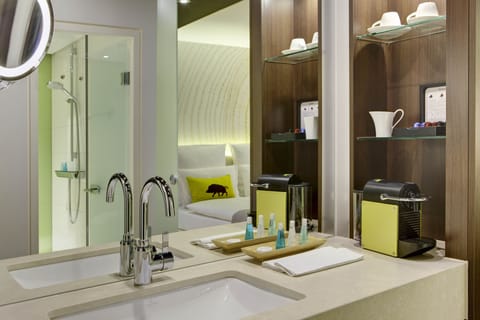 Business Room | Bathroom | Shower, eco-friendly toiletries, hair dryer, towels