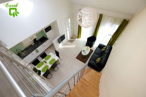 Luxury Apartment, 2 Bedrooms, Hot Tub (Earth Room) | Premium bedding, in-room safe, individually decorated, laptop workspace