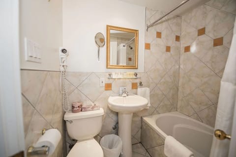 Standard Room, 1 Queen Bed | Bathroom | Designer toiletries, hair dryer, towels, shampoo