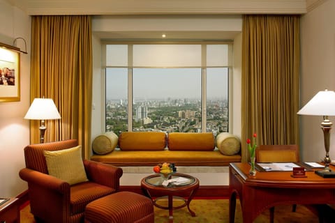 Executive Room, 1 Queen Bed, City View | Premium bedding, minibar, in-room safe, desk