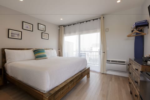 Room, 1 King Bed, Balcony | Iron/ironing board, free WiFi, bed sheets