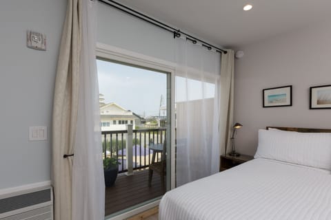 Room, 1 King Bed, Balcony | Iron/ironing board, free WiFi, bed sheets