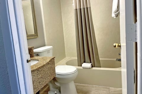 Combined shower/tub, towels