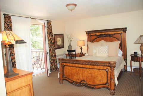 Deluxe Room, 1 Queen Bed | Premium bedding, individually decorated, individually furnished, desk