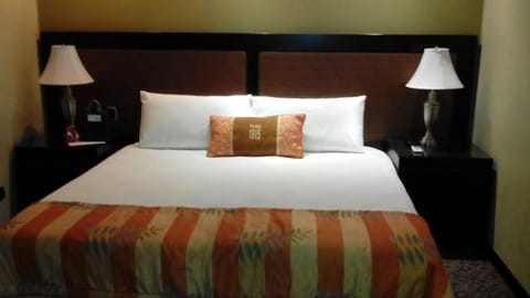Junior Suite, 1 Queen Bed | Iron/ironing board, free WiFi, bed sheets