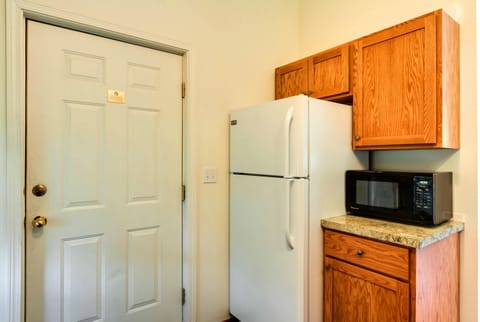 Full-size fridge, microwave, oven, stovetop