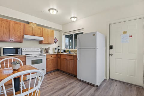 Two Bedroom Apartment Queen Ground Floor  | Private kitchen | Full-size fridge, microwave, oven, stovetop