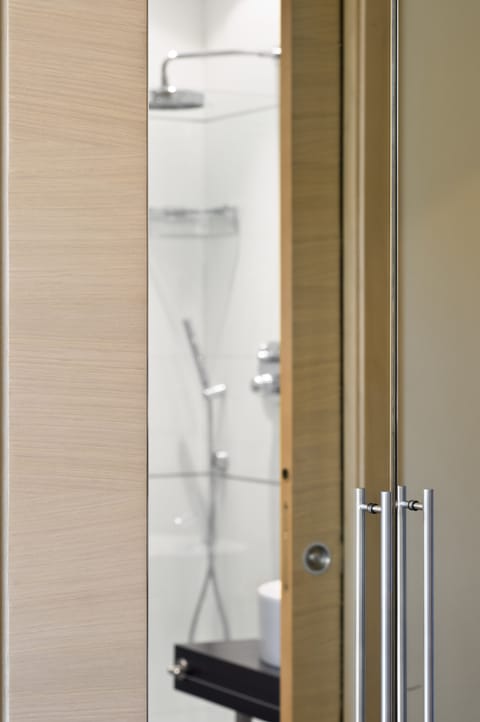 Standard Single Room | Minibar, in-room safe, desk, laptop workspace