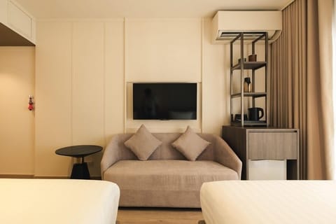 Twin Room | Living area | 32-inch LCD TV with cable channels, TV