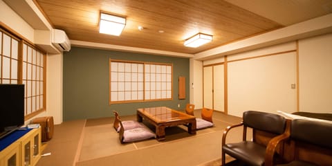 Standard Room, Multiple Beds | Living area | Flat-screen TV
