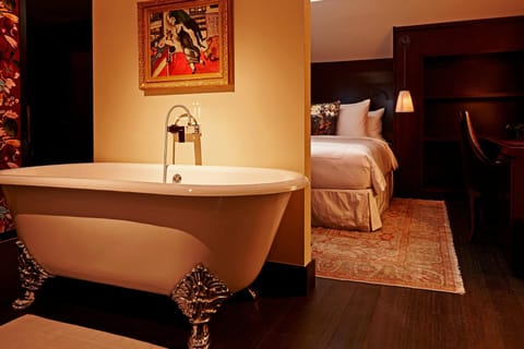 Club Suite, 2 Bedrooms | Bathroom | Designer toiletries, hair dryer, bathrobes, slippers