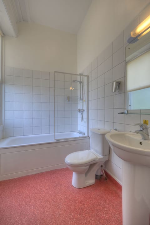 Family Room | Bathroom | Free toiletries, hair dryer, towels