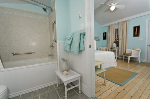 Room, 1 Queen Bed | Bathroom | Combined shower/tub, free toiletries, hair dryer, towels
