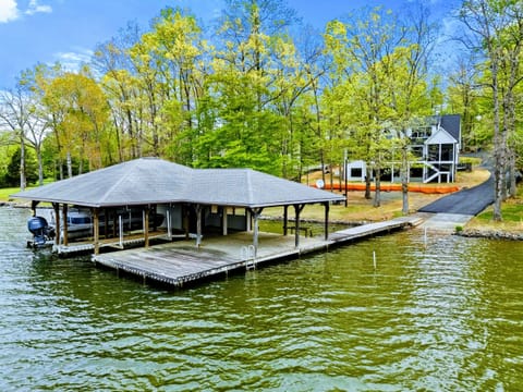Lake Life, Seamlessly Connected – From front door to open water in just steps—this is lakeside living designed for ease and enjoyment.