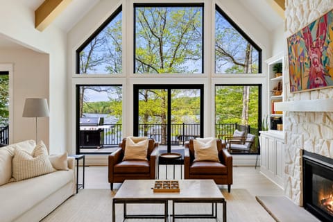 Framed by Nature – Floor-to-ceiling windows bring the lakefront in, creating a serene setting for coffee, conversation, or quiet reflection.