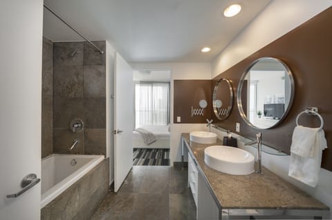 Deluxe Two Bedroom Ocean View | Bathroom | Shower, free toiletries, hair dryer, bathrobes