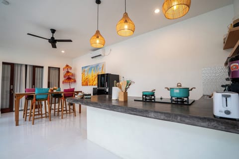 Full-size fridge, oven, stovetop, dishwasher