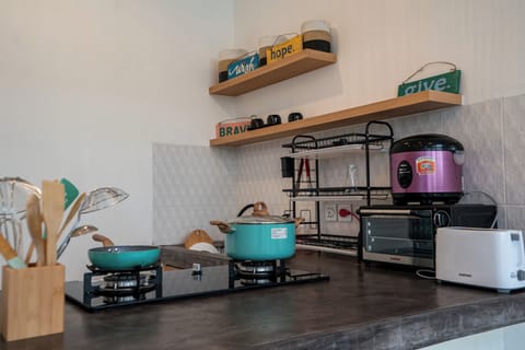 Full-size fridge, oven, stovetop, dishwasher