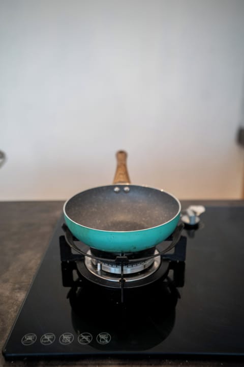 Full-size fridge, oven, stovetop, dishwasher