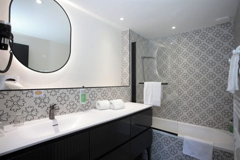 Classic Double Room (Orangerie) | Bathroom | Free toiletries, hair dryer, towels