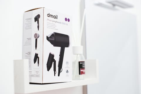 Shower, rainfall showerhead, free toiletries, hair dryer