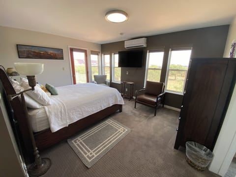 Juniper | 1 bedroom, premium bedding, individually decorated