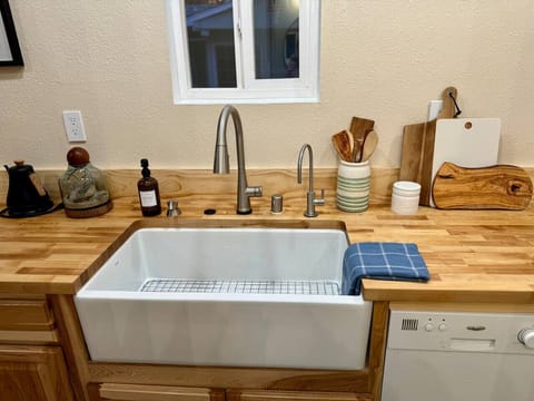 Make yourself at home as you prep light meals or wind down with a cup of tea in this thoughtfully stocked kitchenette.