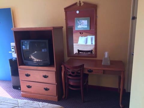 Room, 1 King Bed | Desk, free WiFi